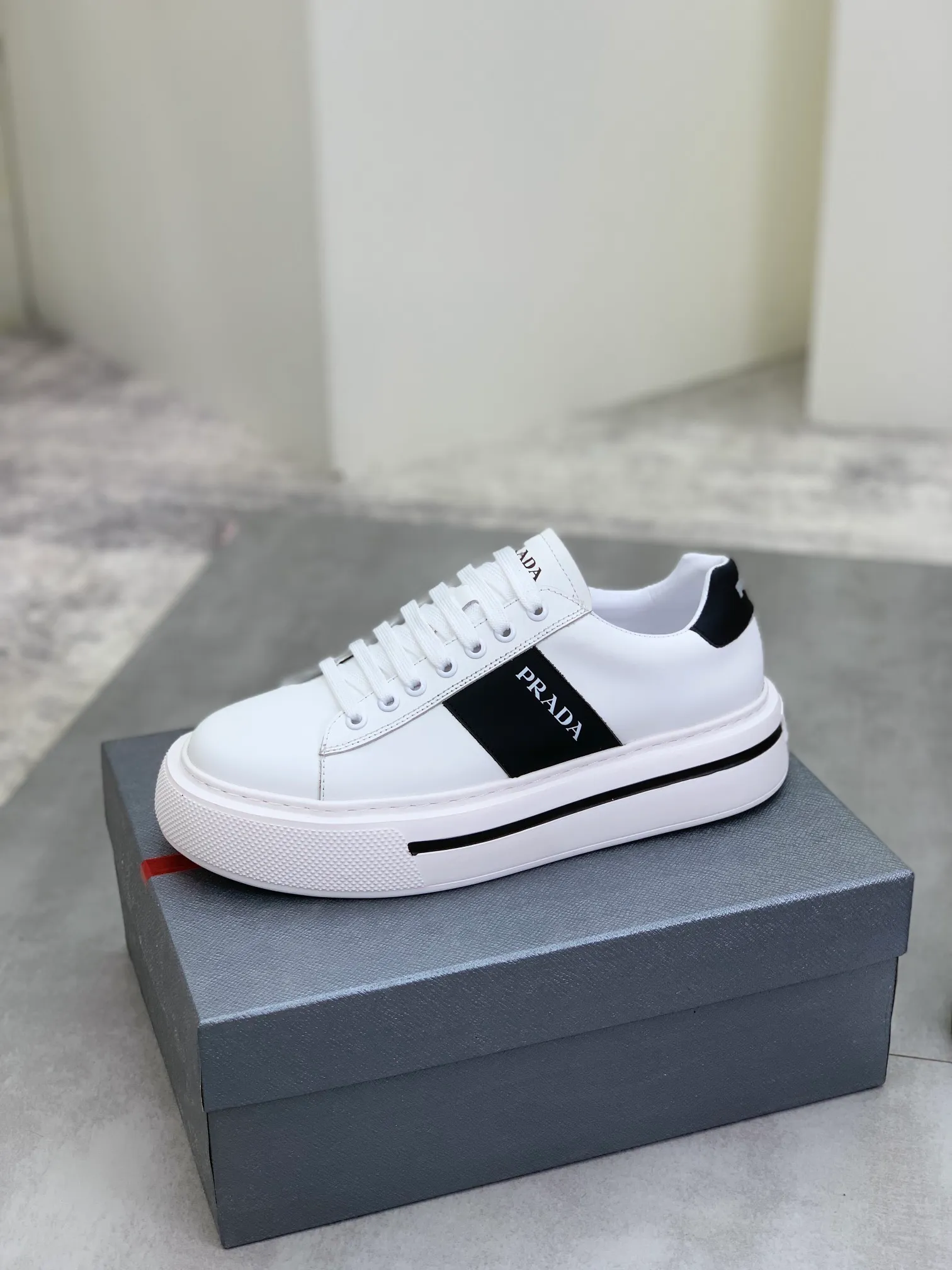 Men's Men's Shoes💰P560💰【New Style】 The latest model of high-quality PRADA classic men's shoes has been launched on the official website in 1:1 replica, synchronized in Hong Kong counters and on the same catwalk; all made of calfskin ➕Imported cowhide lining, 🍡🍡original rubber outsole 1:1 non-slip and wear-resistant; comfortable to wear, attractive style, fine workmanship, and simple and neat shoe last, showing a man's courage and toughness, 👍Number 38 to 44 (45 can be customized) 4⃣️colors🉑️ to choose from